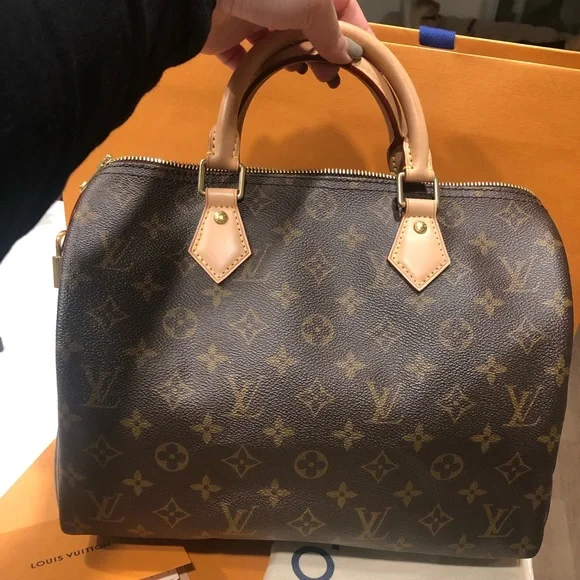 I m selling my Louis Vuitton bag iconic Monogram Speedy 30